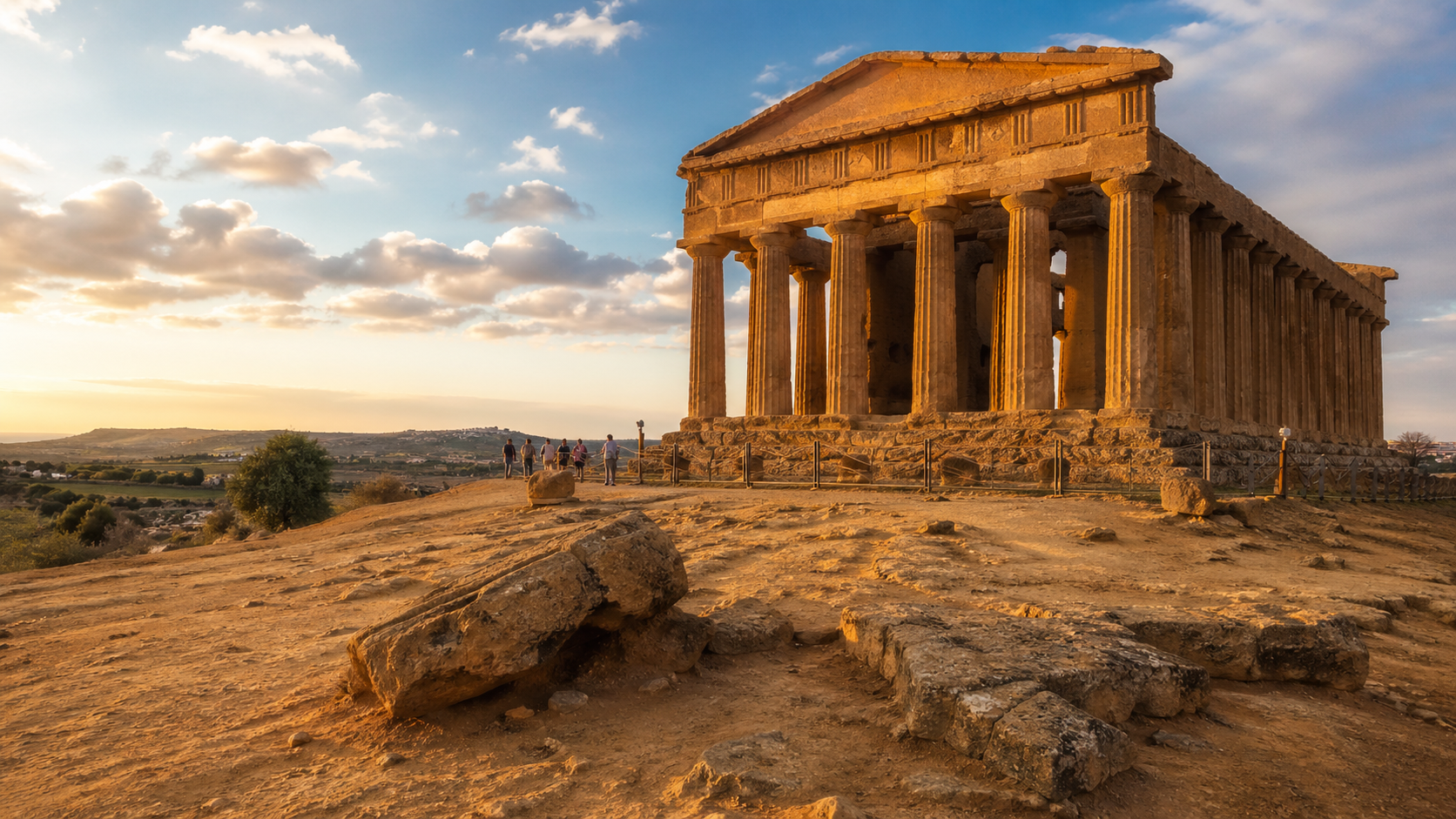 Griechischer Tempel auf Sizilien im goldenen Abendlicht