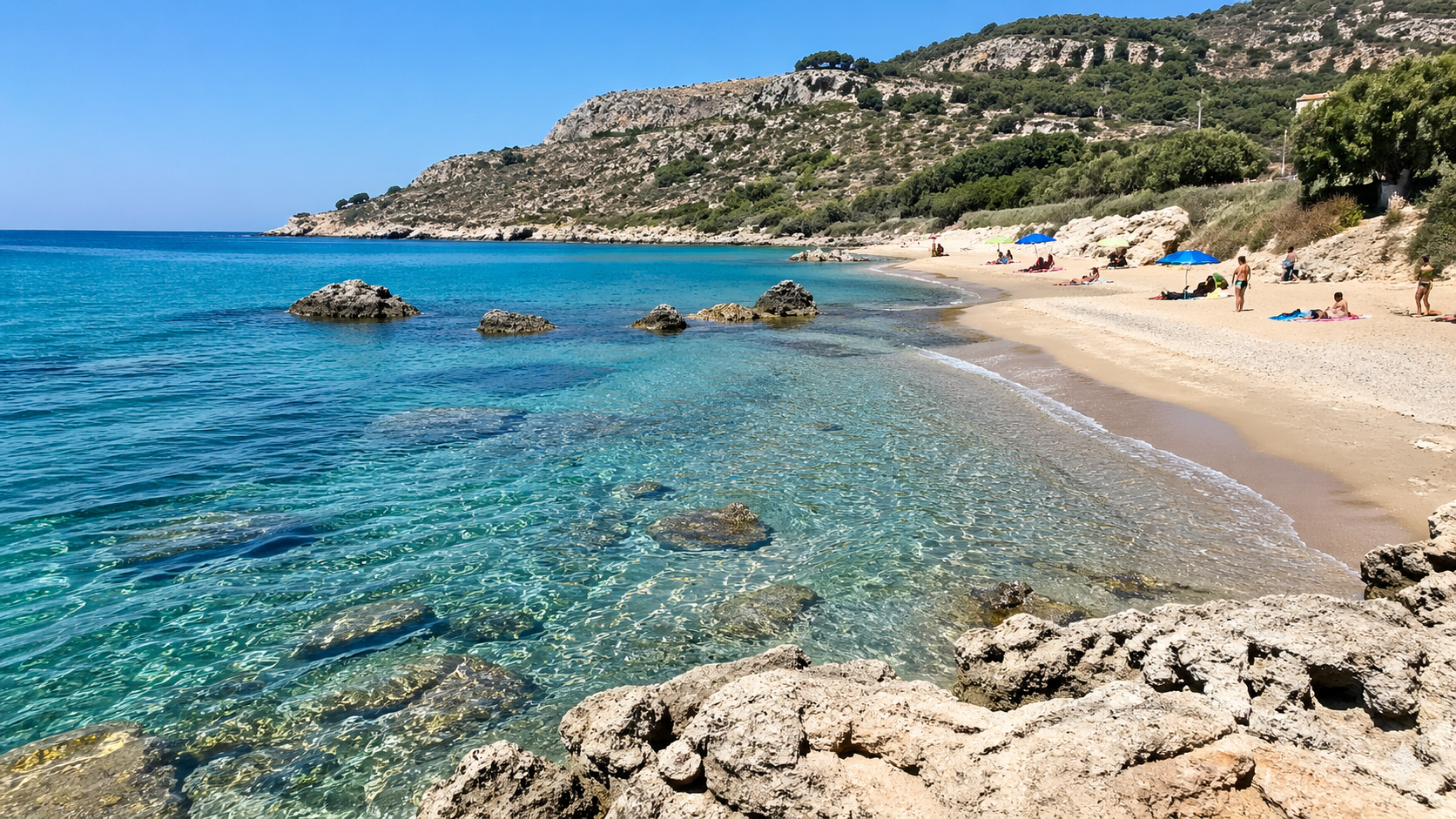 Strand auf Sizilien mit klarem Wasser