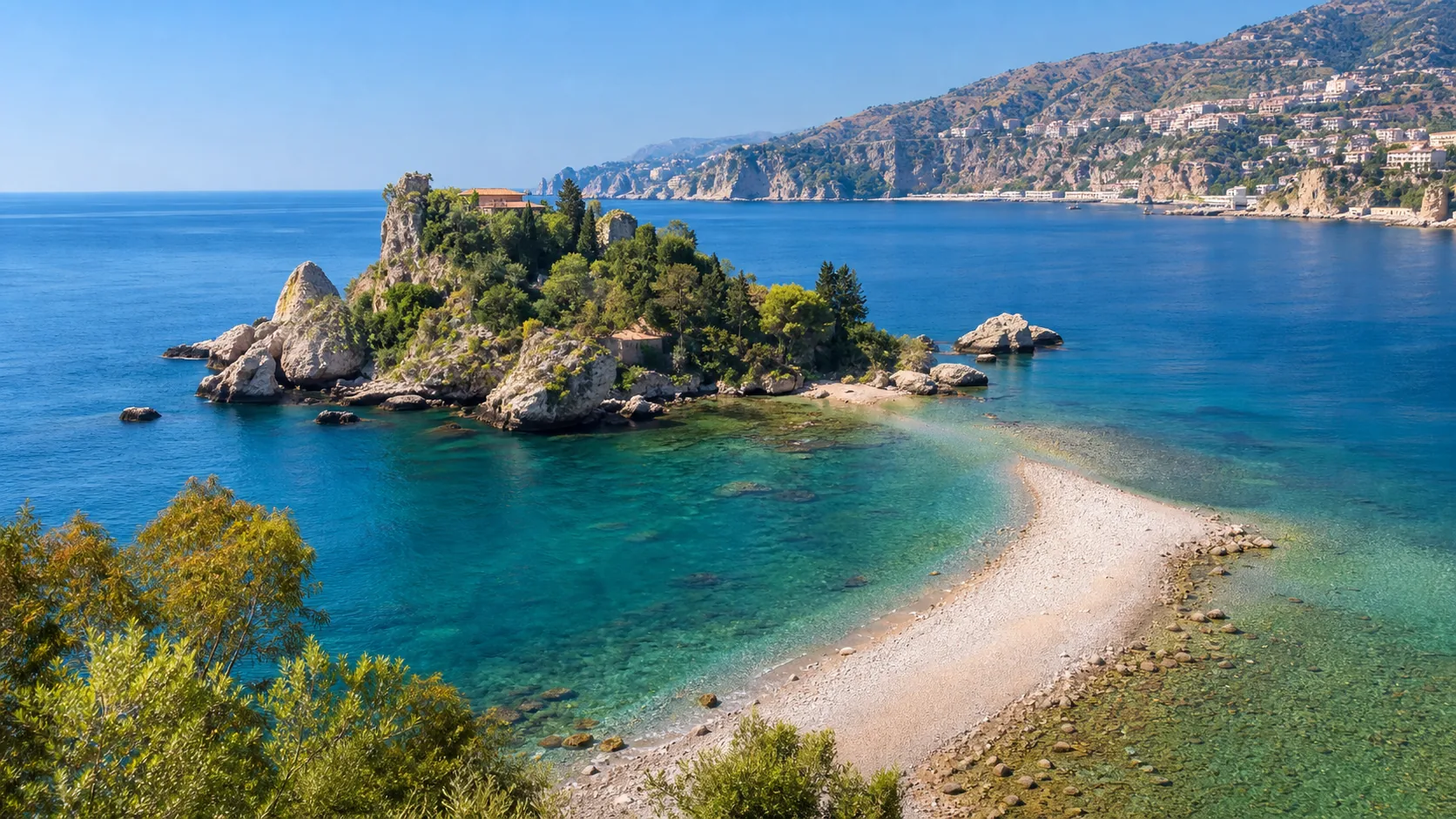 Isola Bella mit Sandbar zur Halbinsel und Taormina-Klippen im Hintergrund