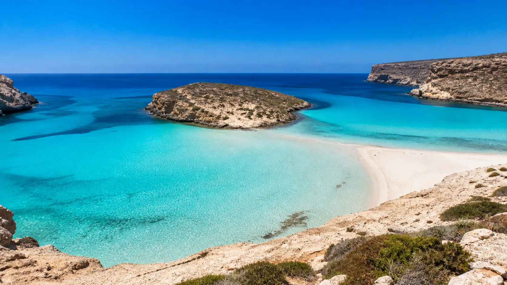 Spiaggia dei Conigli Lampedusa mit türkisem Wasser und Isola dei Conigli